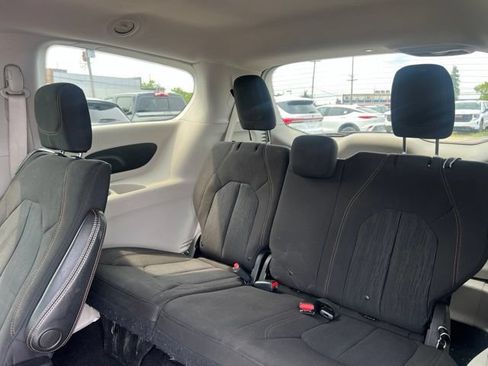 Used 2018 Chrysler Pacifica LX FWD image 12