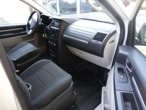 Used 2010 Dodge Grand Caravan FWD image 11