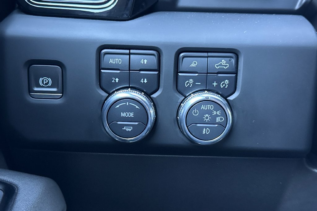 Used 2024 GMC Sierra 1500 AT4 w/ Technology Package AWD/4WD image 32