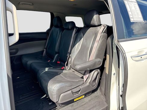 Used 2025 Kia Carnival FWD image 24