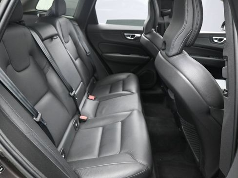 Used 2023 Volvo XC60 B5 Plus image 33