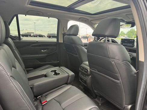 Used 2025 Honda Pilot Touring image 12