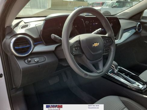 Used 2025 Chevrolet Trax LT FWD image 18