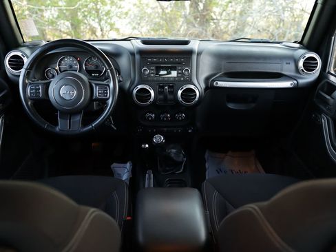 Used 2018 Jeep Wrangler Rubicon w/ Cold Weather Group AWD/4WD image 19