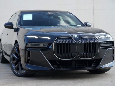 Used 2025 BMW 740i w/ Premium Package RWD image 4