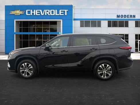 Used 2021 Toyota Highlander XLE image 2