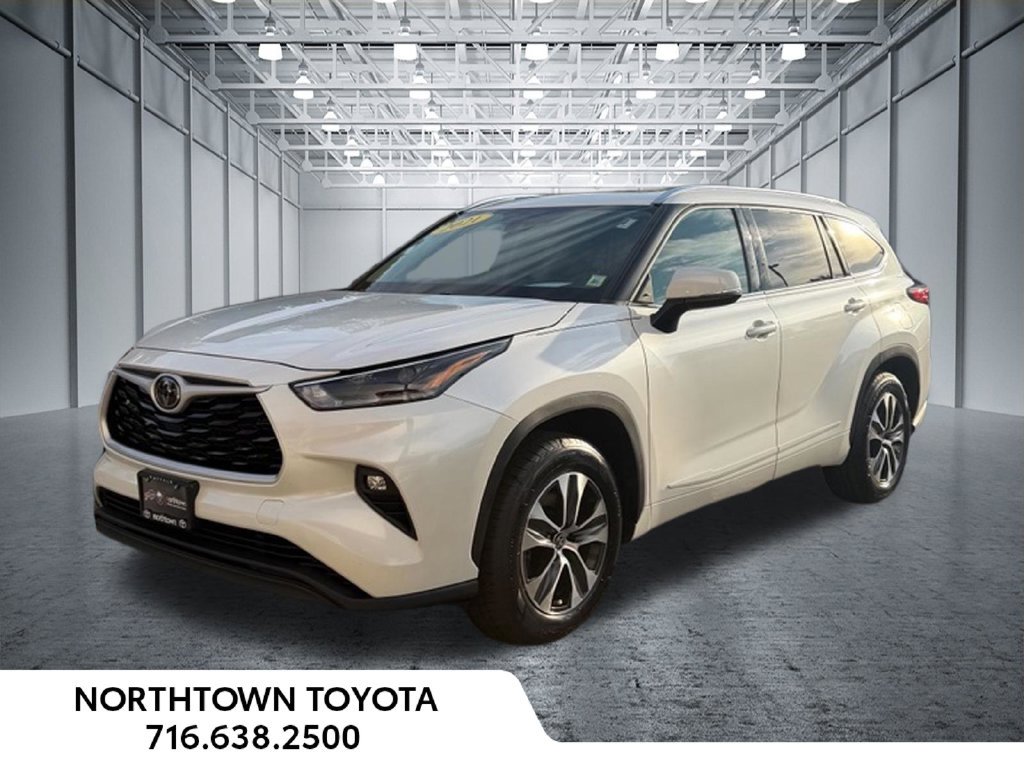 Used 2021 Toyota Highlander XLE FWD image 1