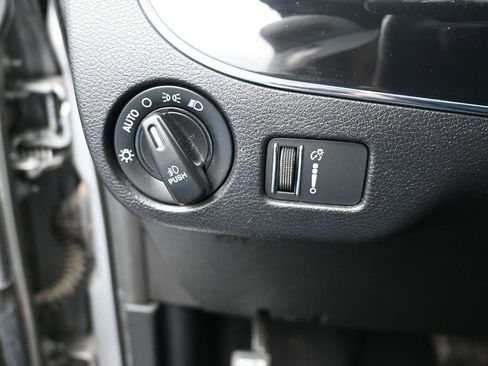 Used 2020 Dodge Grand Caravan SE image 16