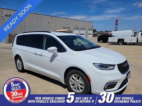 Used 2022 Chrysler Pacifica Touring-L w/ Uconnect Theater Family Group FWD image 1