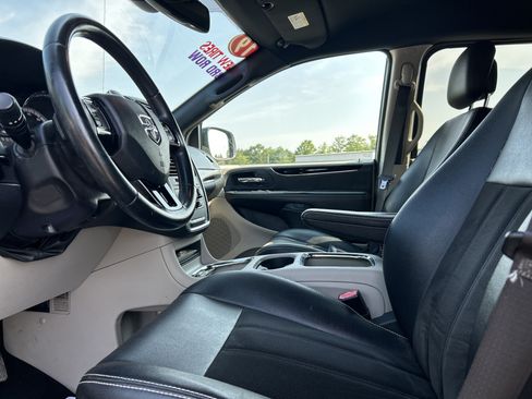 Used 2019 Dodge Grand Caravan SXT FWD image 18