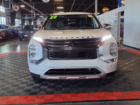 Used 2022 Mitsubishi Outlander SE image 2