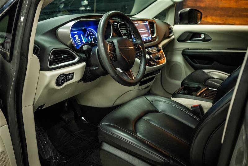 Used 2023 Chrysler Pacifica Touring-L FWD image 8