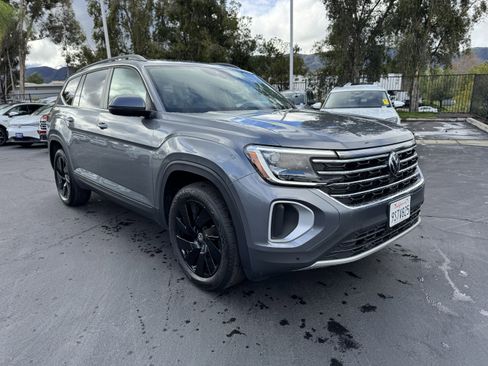 Used 2025 Volkswagen Atlas SE image 2