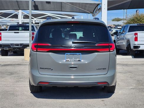 Used 2025 Chrysler Pacifica Limited image 39