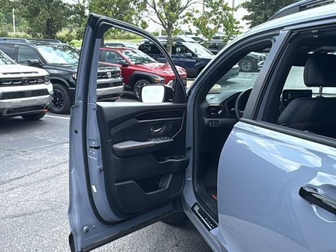 Used 2025 Honda Pilot TrailSport image 14