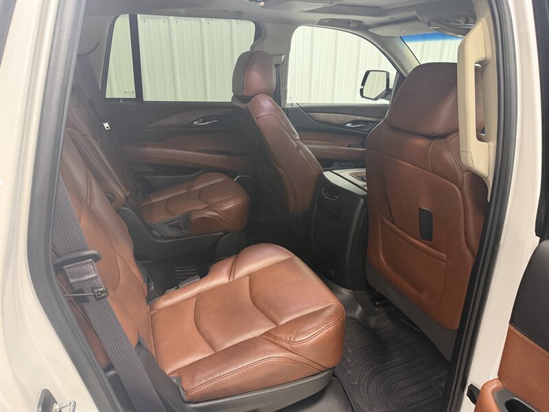 Used 2017 Cadillac Escalade Premium Luxury w/ LPO, Radiant Package AWD/4WD image 19