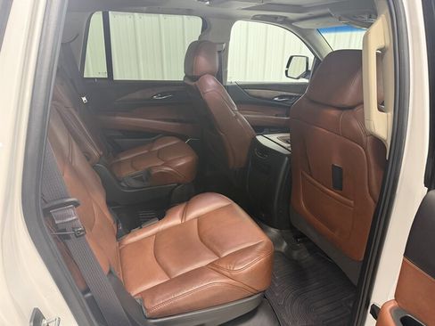Used 2017 Cadillac Escalade Premium Luxury w/ LPO, Radiant Package AWD/4WD image 19