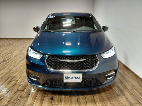 Used 2025 Chrysler Pacifica Select image 17