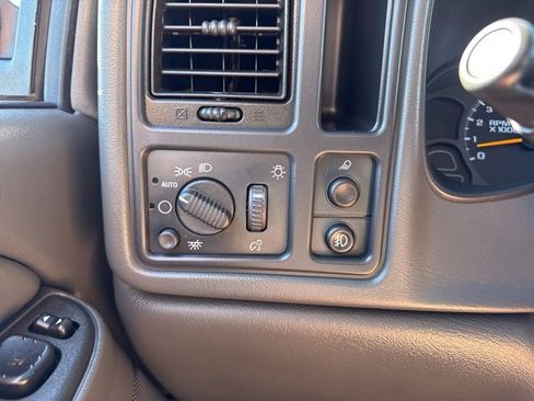 Used 2003 Chevrolet Avalanche Base image 24