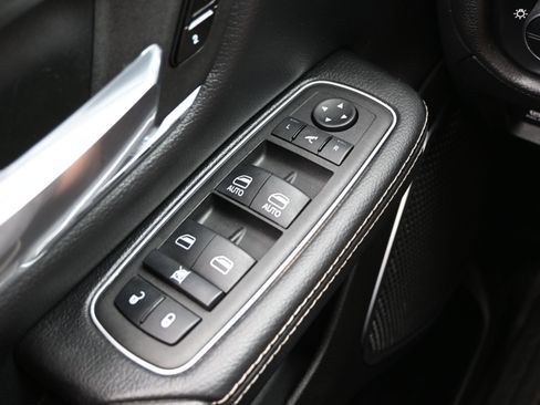 Used 2024 RAM 1500 Laramie AWD/4WD image 25