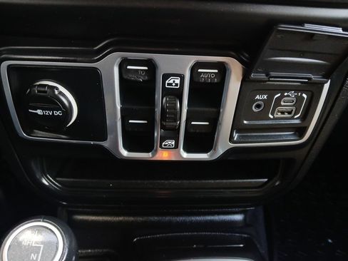 Used 2018 Jeep Wrangler Unlimited Sahara AWD/4WD image 6