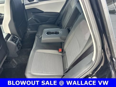 Used 2025 Volkswagen Taos SE FWD image 13
