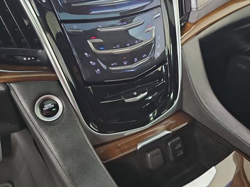 Used 2020 Cadillac Escalade Luxury AWD/4WD image 23