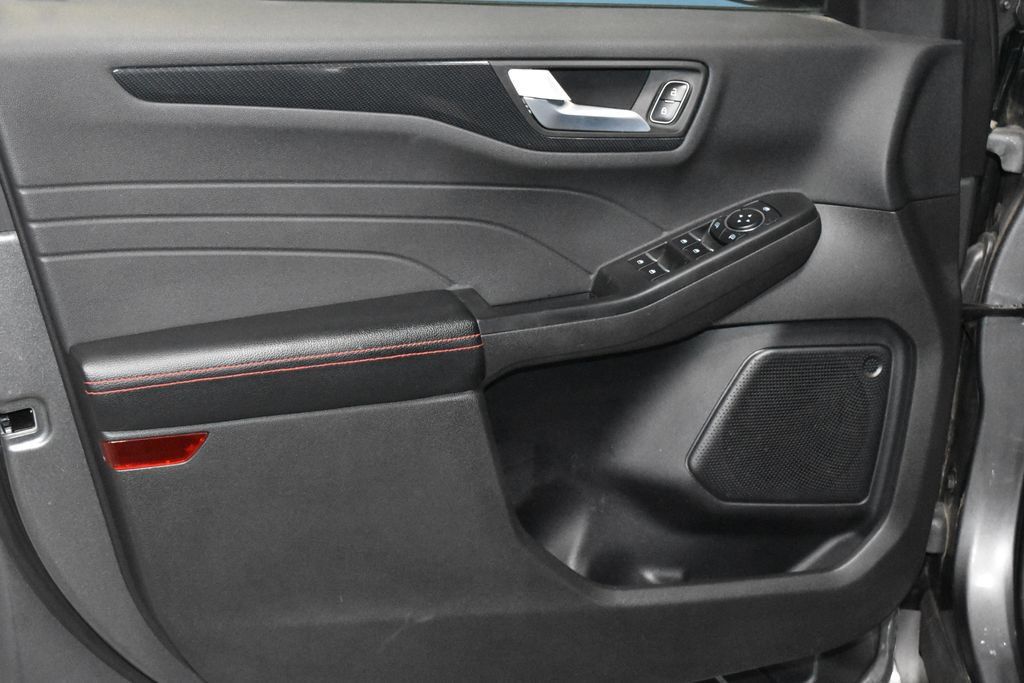 Used 2024 Ford Escape ST-Line w/ Tech Pack #1 FWD image 4