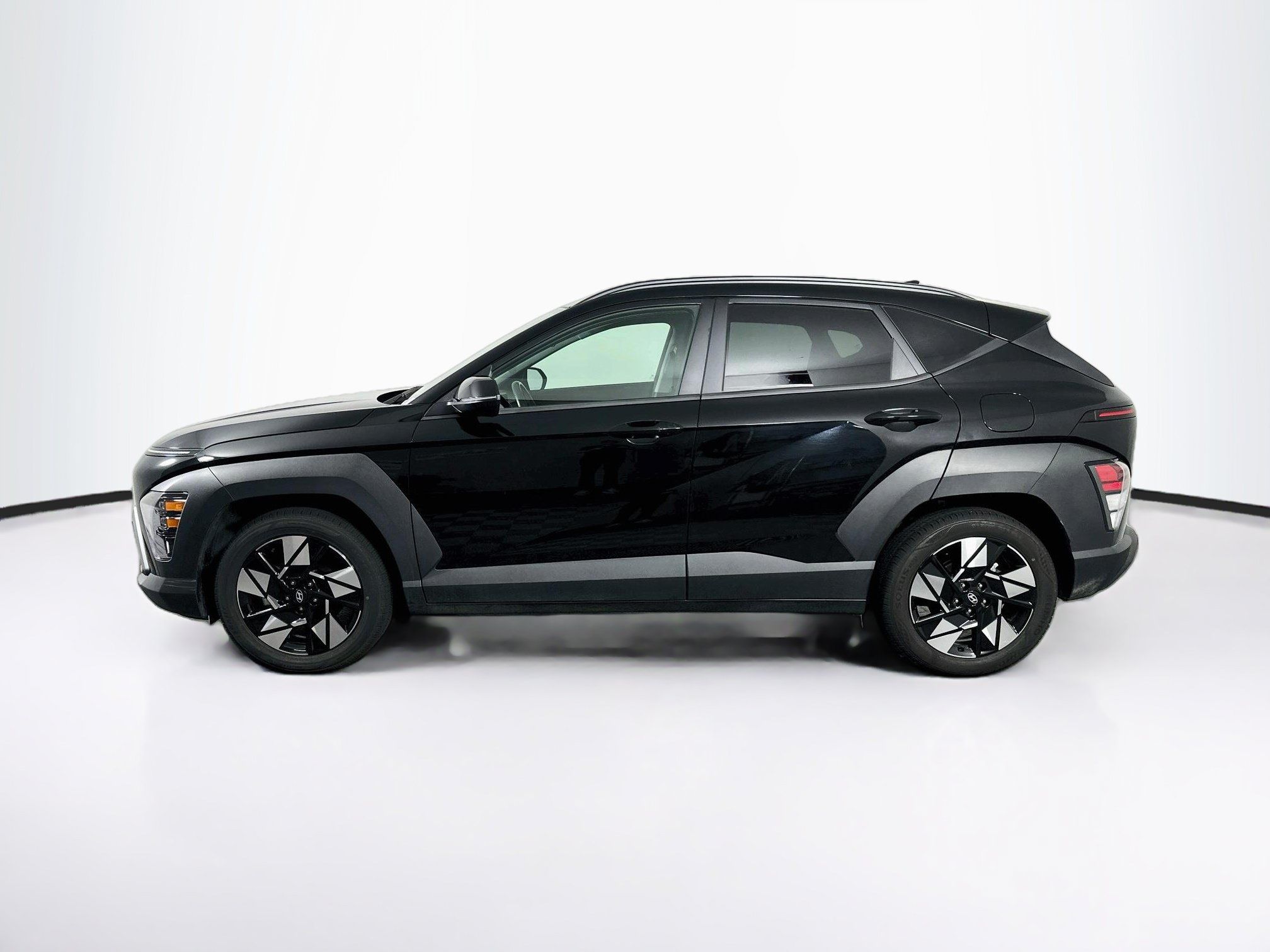 Used 2025 Hyundai Kona SEL FWD image 4