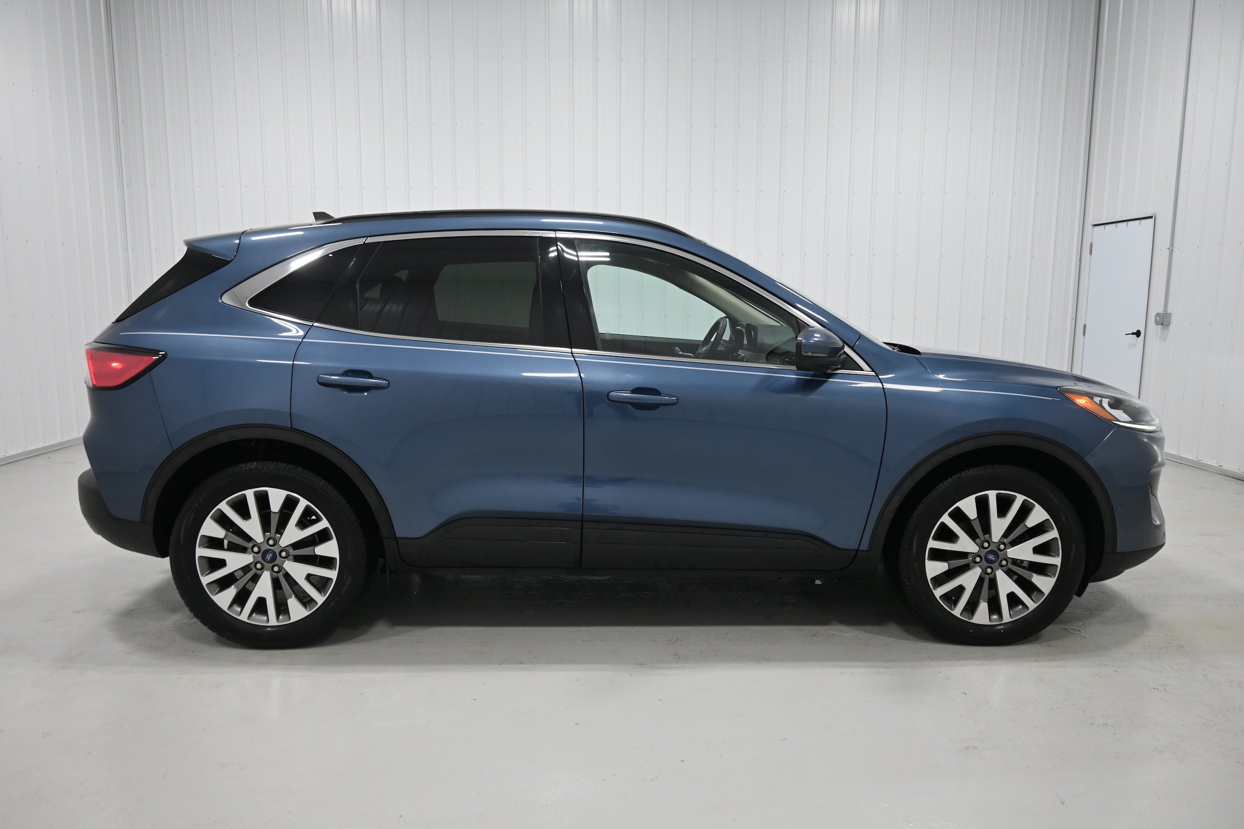 Used 2020 Ford Escape Titanium w/ Titanium Premium Package 2.0 AWD/4WD image 37