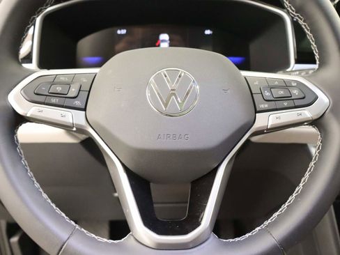 Used 2025 Volkswagen Taos SE w/ Panoramic Sunroof Package image 14