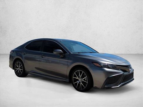 Used 2023 Toyota Camry SE FWD image 3