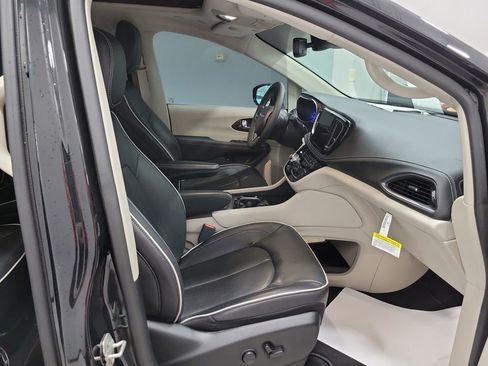 Used 2023 Chrysler Pacifica Limited image 60
