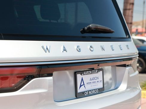 Used 2023 Jeep Wagoneer Series II AWD/4WD image 14
