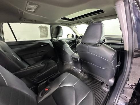 Used 2023 Toyota Highlander XLE AWD/4WD image 13