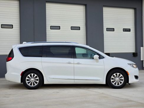 Used 2018 Chrysler Pacifica Touring-L image 9