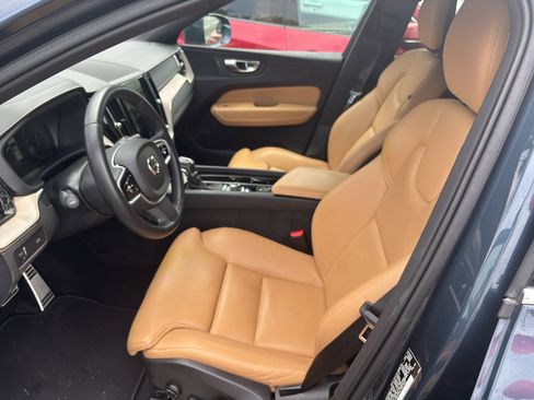 Used 2018 Volvo XC60 T5 Inscription w/ Convenience Package image 3