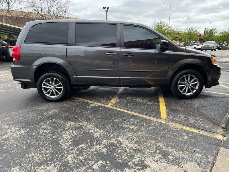 Used 2017 Dodge Grand Caravan SE FWD image 5