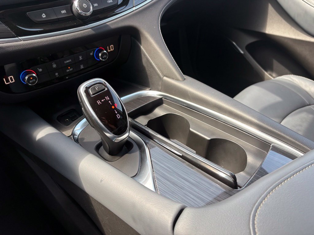 Used 2021 Buick Enclave Essence FWD image 3