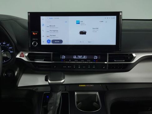 Used 2025 Toyota Sienna XLE w/ XLE Plus Package image 26