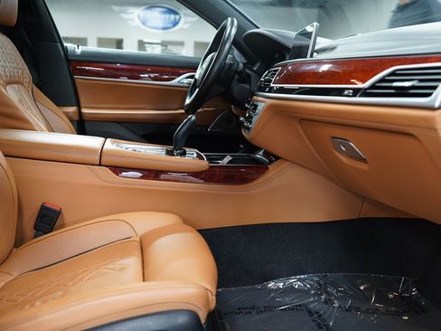 Used 2022 BMW ALPINA B7 xDrive w/ Luxury Rear Seating Package AWD/4WD image 23