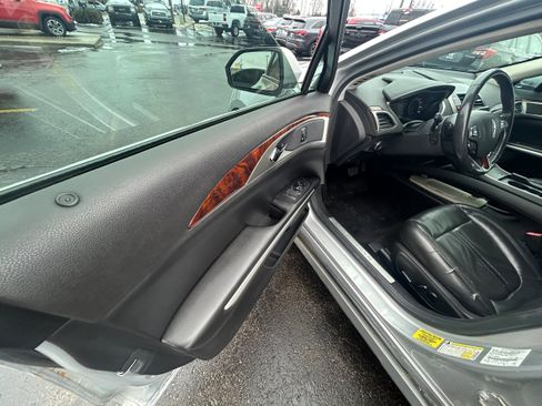 Used 2013 Lincoln MKZ Base image 8