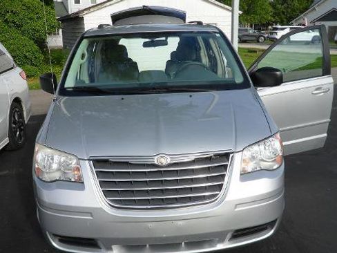 Used 2010 Chrysler Town & Country LX w/ Entertainment Group #1 FWD image 31
