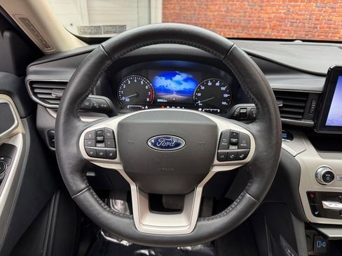 Used 2022 Ford Explorer XLT w/ Equipment Group 202A image 14