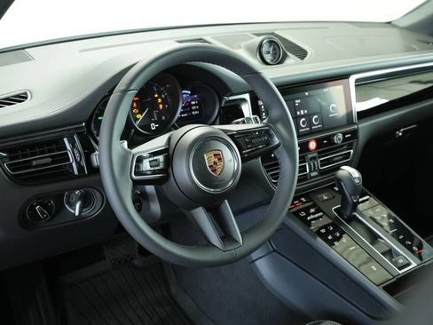 Certified 2025 Porsche Macan image 4