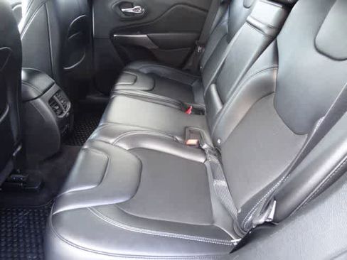 Used 2019 Jeep Cherokee Latitude Plus w/ Comfort/Convenience Group image 8