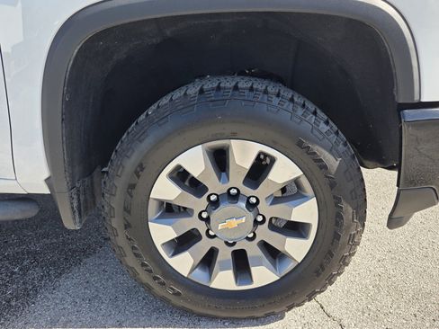 Used 2024 Chevrolet Silverado 2500 Custom w/ Custom Value Package image 10