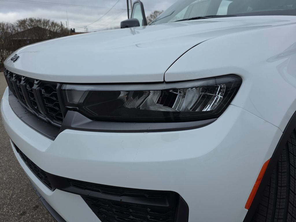 New 2026 Jeep Grand Cherokee Altitude AWD/4WD image 32