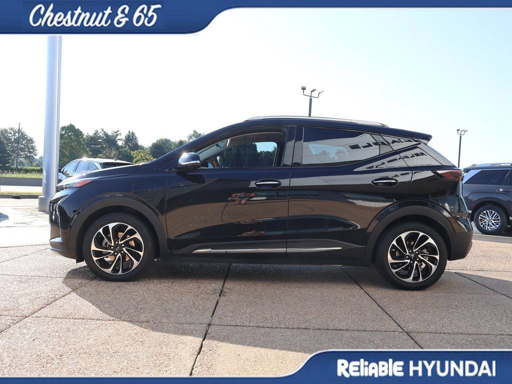 Used 2023 Chevrolet Bolt EUV Premier w/ Sun & Sound Package FWD image 3