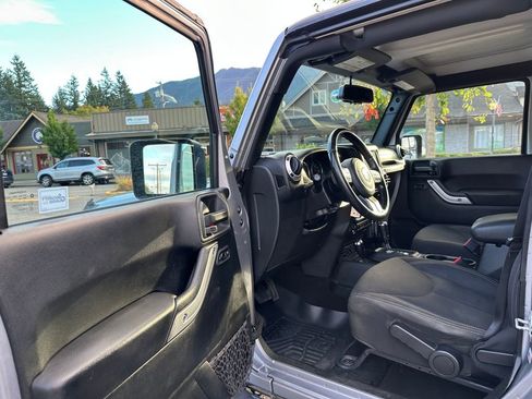 Used 2018 Jeep Wrangler Unlimited Sahara w/ Connectivity Group image 21